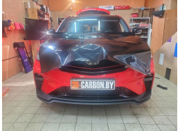 Оклейка стайлинг Geely Coolray черной пленкой, крыша, капот, зеркала, спойлер