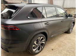 Geely Monjaro оклейка матовой антигравийной полиуретановой пленкой в Минске целиком
