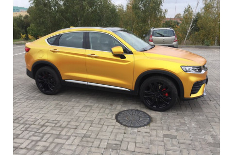 Geely Tugella в золотую матовую виниловую пленку в Минске
