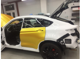 Geely Tugella в золотую матовую виниловую пленку в Минске